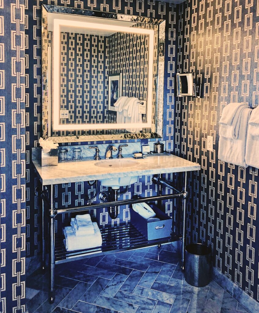 Contacto Arquetas Novalio Sevilla a bathroom with a sink and a mirror